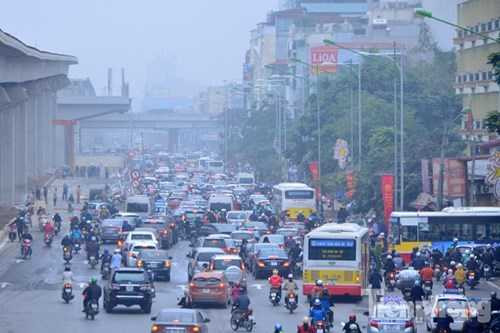 Vào giờ cao điểm sáng nay, lượng phương tiện tham gia giao thông tăng cao khiến nhiều tuyến phố của Thủ đô bị ùn tắc.