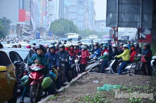 Hà Nội ùn tắc kinh hoàng trong buổi sáng đi làm đầu tiên năm 2016