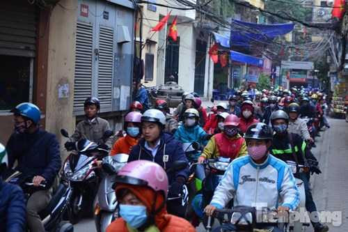 Không chỉ các tuyến phố lớn mà những đường nhỏ, ngõ cũng đông nghịt các phương tiện.
