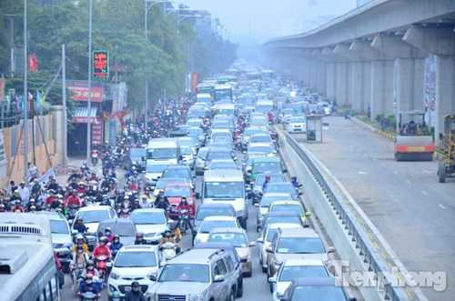 Đường Nguyễn Trãi các phương tiện xếp thành nhiều hàng.