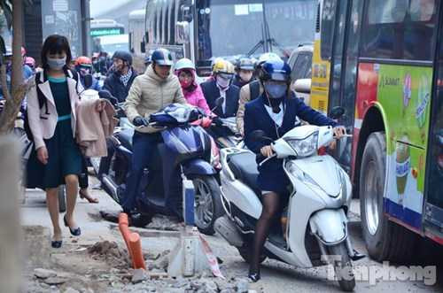 Nhiều xe máy đi lên vỉa hè.