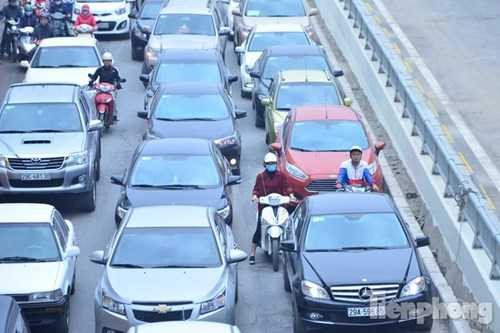 Mắc kẹt trong làn <a href='https://vtcnews.vn/oto-xe-may.31.0.html' >ô tô</a>.