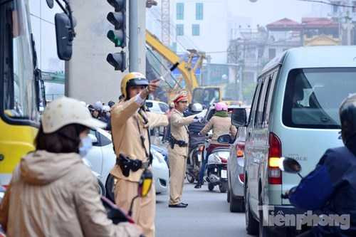 Lực lượng CSGT căng mình phân làn tại các khu vực ùn tắc.