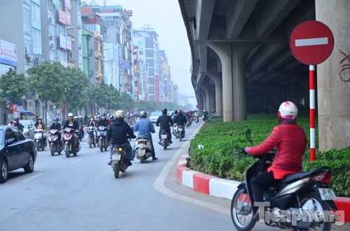 Nhiều xe máy đi ngược chiều trên đường Nguyễn Xiển hướng Nguyễn Trãi