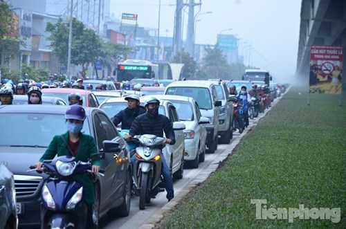 Các phương tiện kẹt cứng trên đường Nguyễn Xiển