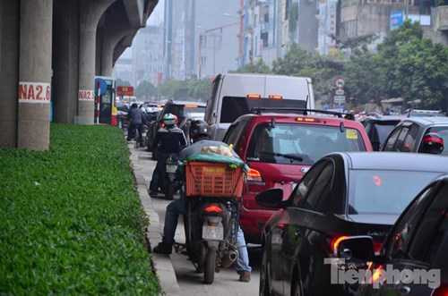 Hà Nội ùn tắc kinh hoàng trong buổi sáng đi làm đầu tiên năm 2016