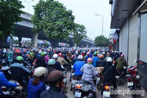 Vỉa hè chật kín xe máy.