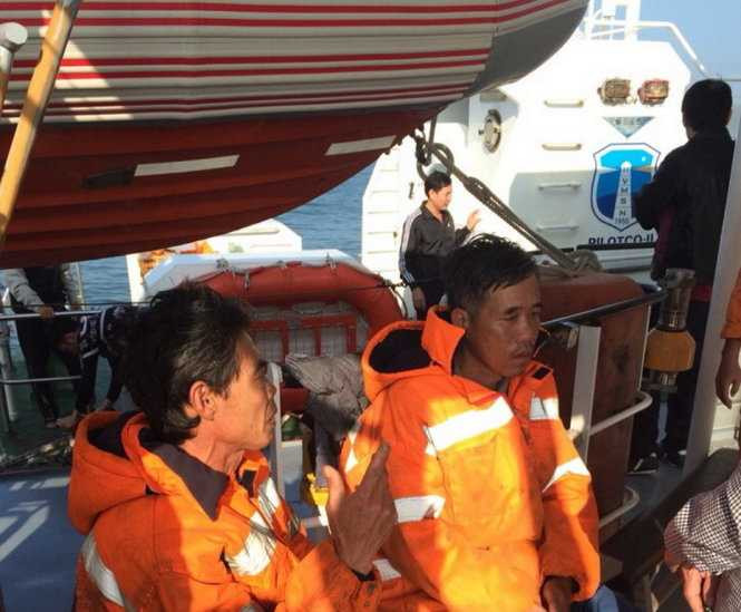 Hai thuyền viên của tàu 1800 HP được cứu sống - Ảnh: Vietnam MRCC