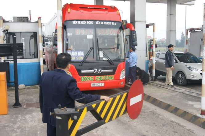 Nhân viên trạm thu phí phải rời cabin ra ngoài để bán vé cho các phương tiện qua trạm