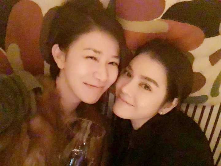 “Nữ hoàng giải trí” Hồng Kong chia sẻ, cô luôn khao khát có được những khoảng thời gian không vướng bận, có thể ở bên cạnh những người bạn thân, tán gẫu, nấu ăn, đi xem phim, đến các điểm vui chơi giải trí nhẹ nhàng để hoà vào cuộc sống bình thường. Cũng vì “giấc mơ” tưởng như quá đơn giản mà để thực hiện được không hề dễ dàng ấy, Xa Thi Mạn đã “rủ rê” Lý Nhã Kỳ sang Hồng Kong để cùng tận hưởng một khoảng thời gian thư nhàn đón năm mới. 