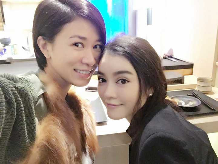 Trong chuyến sang Hồng Kong đón năm mới cùng Xa Thi Mạn, Lý Nhã Kỳ cũng cùng hội ngộ những người bạn nghệ sĩ Hồng Kong thân thiết cùng “nhóm” với Xa Thi Mạn và cô. Nhóm bạn thân đã thực sự dành trọn vẹn thời gian cho nhau để “xả hơi”, tận hưởng những giây phút ấm áp, vui vẻ cùng nhau thực hiện những bữa tiệc nhỏ, cùng tán gẫu, đi chơi… 