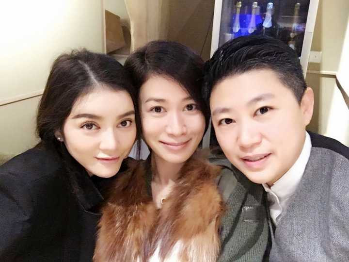 Trên trang cá nhân của Lý Nhã Kỳ thời gian vừa qua, cô thường úp mở chuyện đang đi ăn, đi ngắm cảnh cùng một người bạn thân với một tinh thần rất thoải mái, hạnh phúc. Người chụp những bức hình đó cho Lý Nhã Kỳ chính là Xa Thi Mạn và những người bạn đang ở bên cạnh cô chào đón năm mới. 