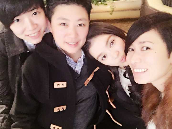 Lý Nhã Kỳ cũng tiết lộ thêm, thi thoảng khi cô có chút thời gian rảnh mà trùng vào thời gian trống của Xa Thi Mạn cùng bạn bè ở Hồng Kong, cô vẫn cùng nhóm bạn hội ngộ một vài ngày để “xả stress”, lấy tinh thần tiếp tục “chiến đấu” trên thương trường. Với Lý Nhã Kỳ, đó là những giây phút quý giá, ấm áp để cô nạp thêm năng lượng trong cuộc sống. 