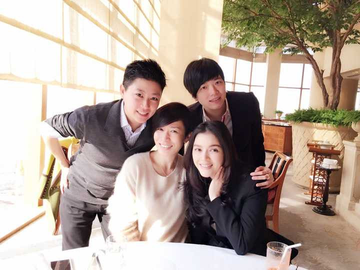 Được biết, trước đó vào dịp Noel, “bà trùm làng giải trí Hồng Kong” Lạc Di Linh đã cùng gia đình qua Việt Nam đón Noel cùng Lý Nhã Kỳ. Lý Nhã Kỳ đã đưa gia đình “bà trùm”, người luôn thân thương gọi cô là “em gái”, đi tham quan những địa điểm nổi tiếng của Việt Nam đón Giáng sinh. 