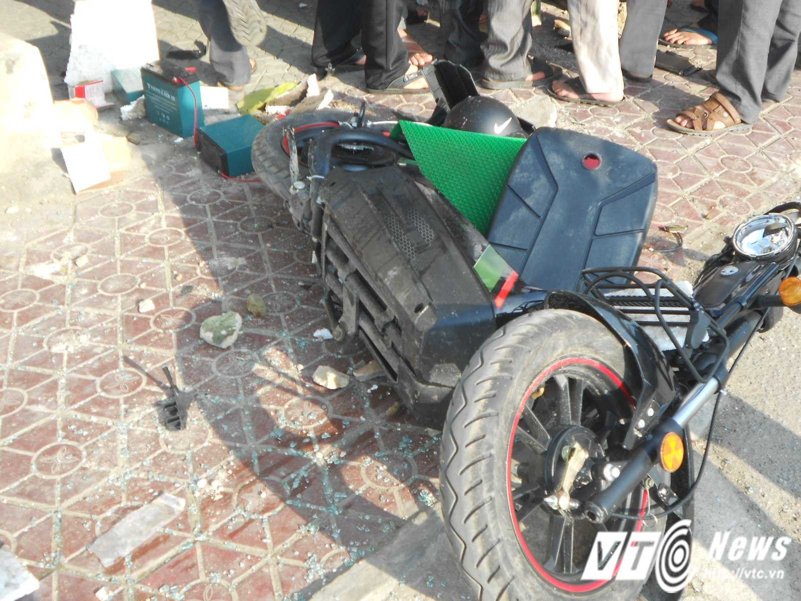 Chiếc xe đạp điện bị hất văng cả 10 mét khiến 3 học sinh ngồi trên xe trọng thương, nguy kịch.