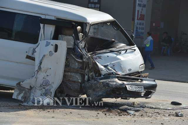 Phần đầu xe 12 chỗ biến dạng hoàn toàn sau khi đâm mạnh vào xe bồn trộn bê tông.