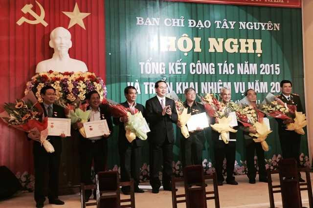Đại tướng Trần Đại Quang trao tặng Kỷ niệm chương “Vì sự nghiệp phát triển Tây Nguyên” cho Trưởng Ban Kinh tế T.Ư Vương Đình Huệ cùng các đồng chí có thành tích xuất sắc cho sự phát triển Tây Nguyên