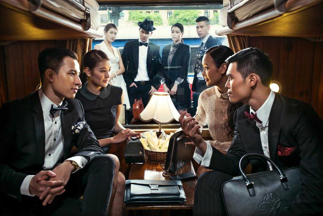 Dàn chân dài diện hàng hiệu 'từ đầu tới chân' náo loạn ga tàu hỏa