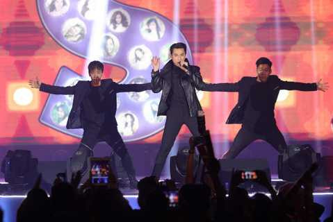 Trong khi đó, Isaac khiến khán giả cuồng nhiệt với Yêu không nghỉ phép, EDM Hai cô tiên