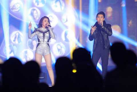 Trong đêm nhạc, nữ ca sĩ sinh năm 1990 tiếp tục trưng trổ giọng hát đầy nội lực của mình cùng những tiết mục đốt cháy sân khấu: Nhé anh, Giây Phút Cuối và đặc biệt là màn song ca Thu Cuối cùng Isaac.