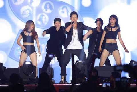 Hai nam ca sĩ Isaac và Trọng Hiếu Idol cũng nhận được sự cỗ vũ nhiệt tình từ khán giả thủ đô với những màn biểu diễn mãn nhãn. Trọng Hiếu Idol khoe vũ đạo với ca khúc Uptown Funk và Em là bà nội của anh. 