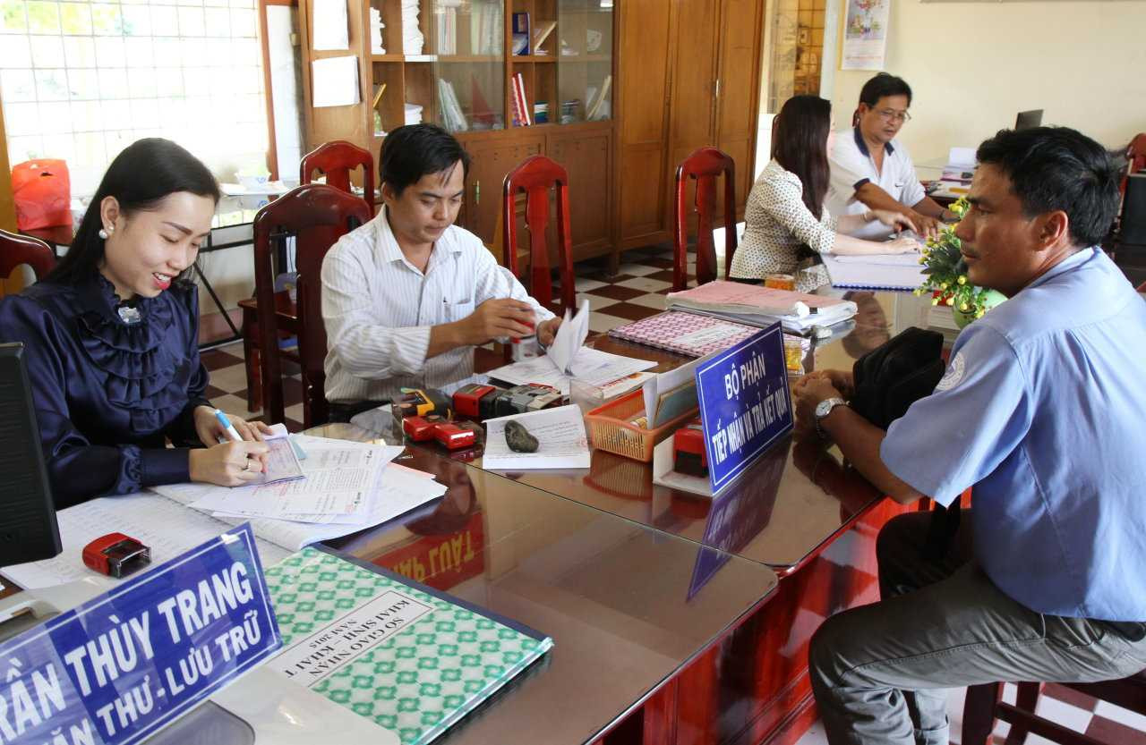 UBND P.2, TP Sa Đéc (Đồng Tháp) có tới 5/9 công chức không đạt yêu cầu qua sát hạch. Trong ảnh: các công chức phường này giải quyết thủ tục hành chính cho dân - Ảnh: Vân Trường