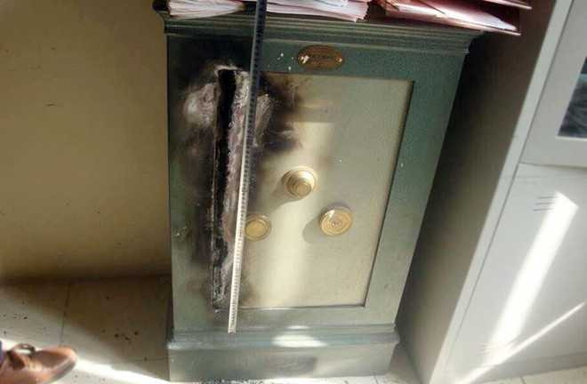 Két sắt chứa hơn 50 triệu mà Thông phá. Ảnh: H.H.