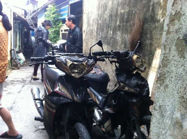Hai chiếc xe máy bị thiêu rụi sau vụ hỏa hoạn.