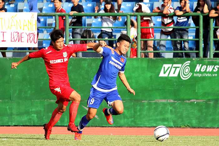 Văn Thành có đủ tố chất để trở thành trung phong giỏi của bóng đá Việt Nam trong tương lai (ảnh: Hoàng Tùng)