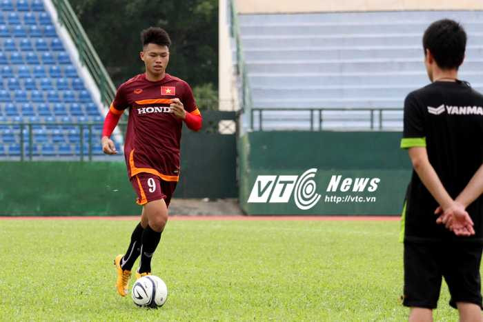 Nhưng vì chấn thương, phần lớn thời gian tập trung U23 Việt Nam, Văn Thành phải tập riêng với chuyên gia vật lí trị liệu Shinichi (ảnh: H.T)