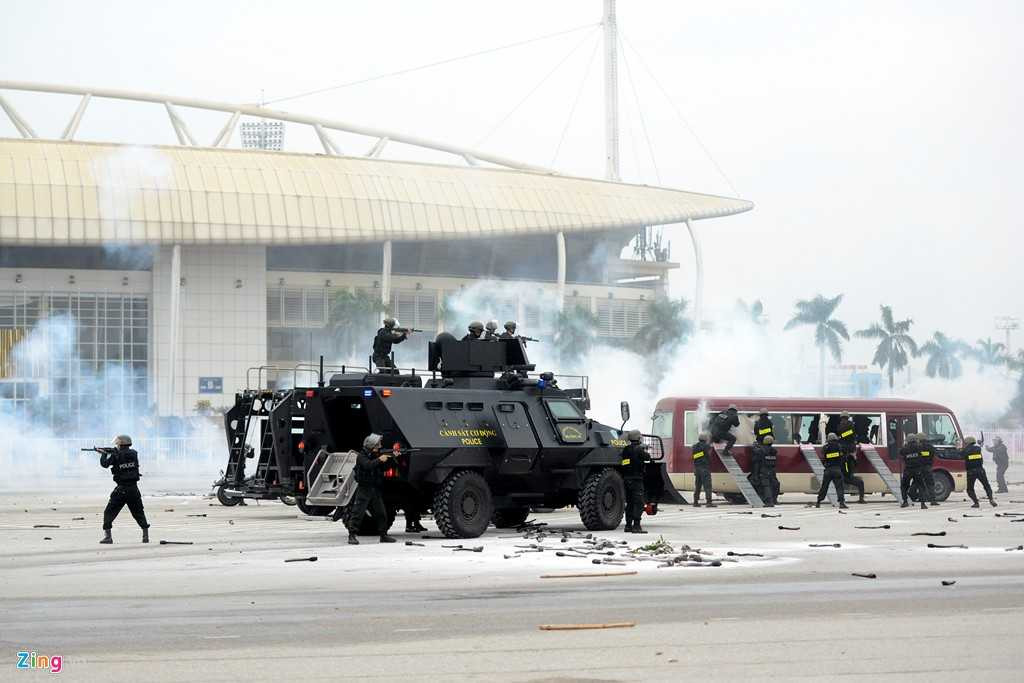 Xe có thân và kính chống đạn chống mìn, gầu xúc phía trước dễ dàng thu dọn chướng ngại vật lớn. Xe chở được 10 chiến sĩ, đạt vận tốc tối đa trên đường bằng phẳng 100km/h, có hệ thống phóng lựu đạn khói, xung quanh xe có vị trí lắp súng trung liên, các lỗ súng giúp chiến sĩ dễ dàng điền khiển, ngắm bắn mục tiêu.