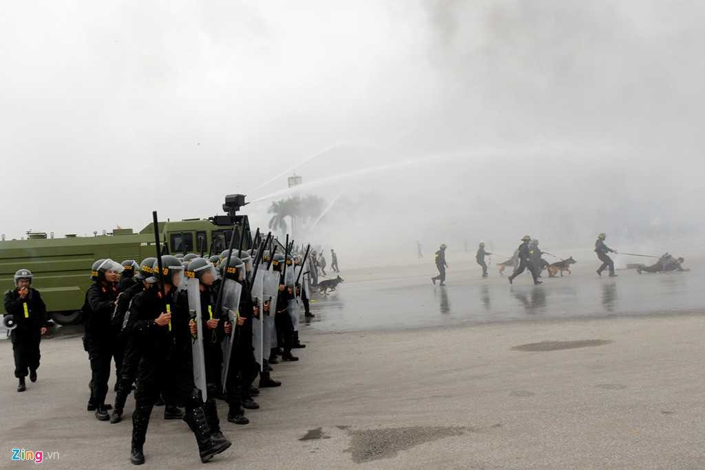 Bên ngoài xe được thiết kế bằng thép không rỉ, lưới bảo vệ kiên cố phía trước, phía sau là bồn chứa được 9.000 m3 nước. Bên trên là hai súng phun nước áp lực cao với nhiều lựa chọn kiểm soát bạo động hiện đại (thay bằng sơn, bọt...).