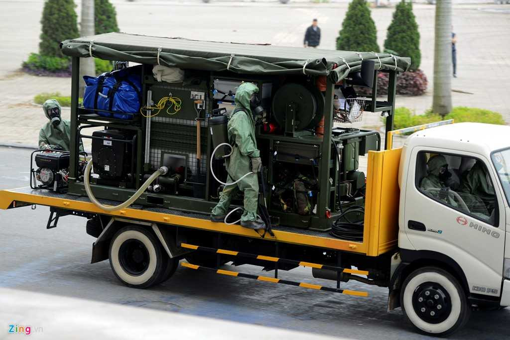 Lực lượng phòng hóa của Bộ Tư lệnh Thủ đô cũng có mặt. Đây là lực lượng tinh nhuệ, chuyên xử lý những tình huống khi có bom hóa học, cháy nổ xảy ra.