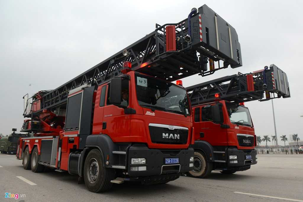 Xe thang chuyên dụng của Sở Cảnh sát PCCC Hà Nội có thể vươn cao 56 mét dùng trong các phương án cứu nạn ở những khu chung cư, toà nhà cao tầng.