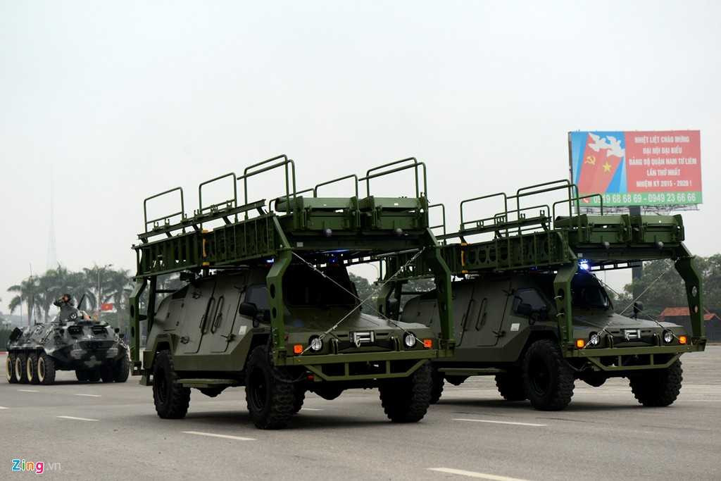 Trong số 125 ôtô đặc chủng tham gia Lễ xuất quân và diễn tập lần này, nhiều chiếc thuộc loại khủng trong khu vực, được trang bị vũ khí tối tân, có sức chiến đấu cao.