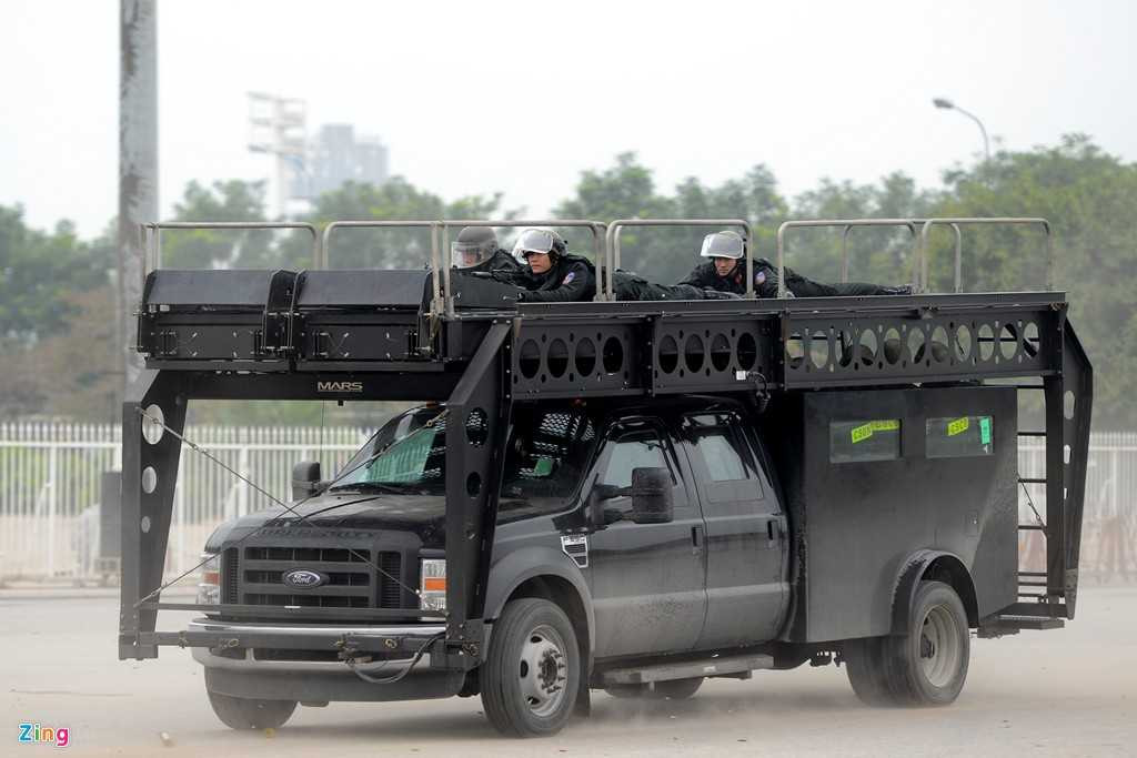 Điển hình là chiếc Ford F550 Super Duty - dòng xe bán tải hạng nặng do Mỹ sản xuất. Khi về Việt Nam, những chiếc xe được trang bị thêm nhiều tính năng vũ trang và chống bạo động chuyên dụng phù hợp.