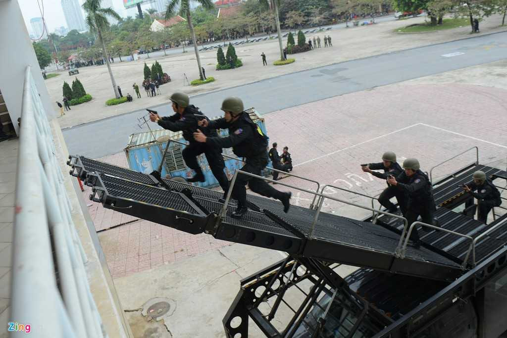 Ford F550 Super Duty được lắp hệ thống giáp bọc thép cấp độ B6, có thể phóng thang đôi với độ vươn 7,6 m tác chiến nhanh phục vụ công tác chống khủng bố tại sân bay, bến cảng, cao ốc...