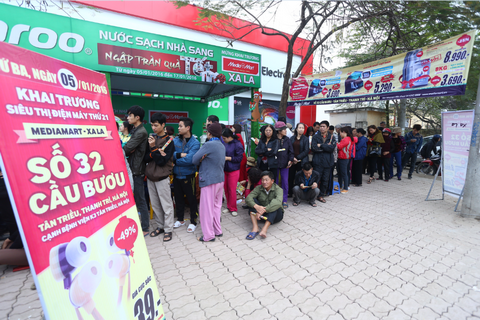 Từ sáng sớm đã có khách hàng đã xếp hàng ở cửa siêu thị chờ đợi