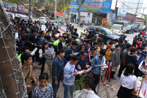 Khách hàng hào hứng với thông tin khuyến mại trên tờ rơi