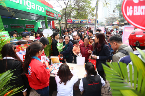 Nhiều trẻ em cũng được người lớn đưa đi sắm tết sớm