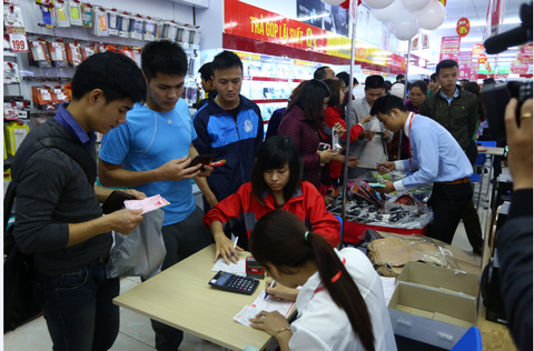Quầy thu ngân quá tải, nhân viên viết hóa đơn bằng tay cho khách