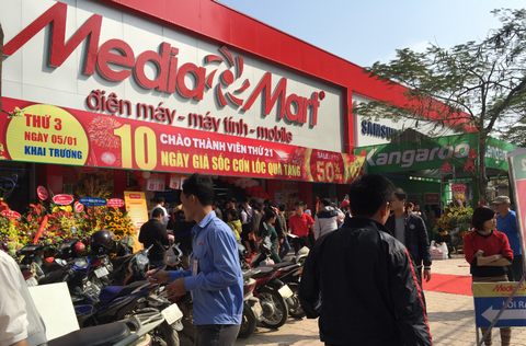 Đến trưa,lượng khách vẫn tiếp tục đổ về siêu thị MediaMart Xa La