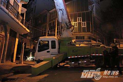 Càng trước của xe đâm thủng nền đất Càng trước của xe đâm thủng nền đất