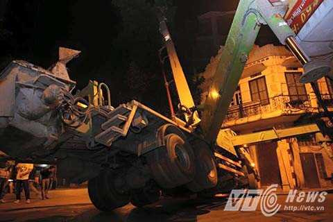 Khiến toàn bộ chiếc xe bị lật nghiêng, bê tông vương vãi khắp mặt đường Khiến toàn bộ chiếc xe bị lật nghiêng, bê tông vương vãi khắp mặt đường