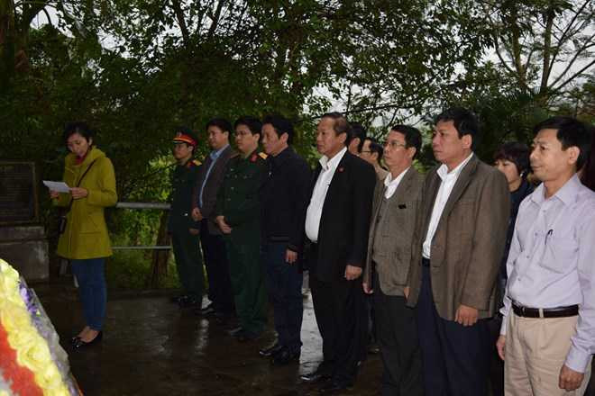 Thứ trưởng Trương Minh Tuấn và đoàn công tác dâng hương tại Nhà tưởng niệm Di tích Lèn Hà