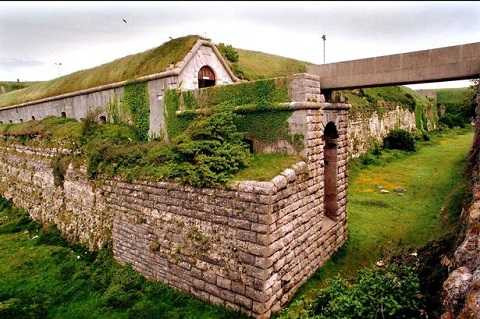 John từng kết ga trải giường thành dây thừng để trốn trại John từng kết ga trải giường thành dây thừng để trốn trại