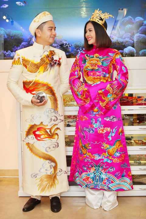 Hình ảnh rồng-phượng trên bộ trang phục hòa quyện nhau rất đẹp mắt. Rồng tượng trưng cho sức mạnh, uy quyền của đấng quân tử, phượng thể hiện cho đức hạnh và duyên dáng của người phụ nữ. Sự kết hợp này là biểu tượng vĩnh cửa của tình yêu đôi lứa từ xưa đến nay theo truyền thống phương Đông.