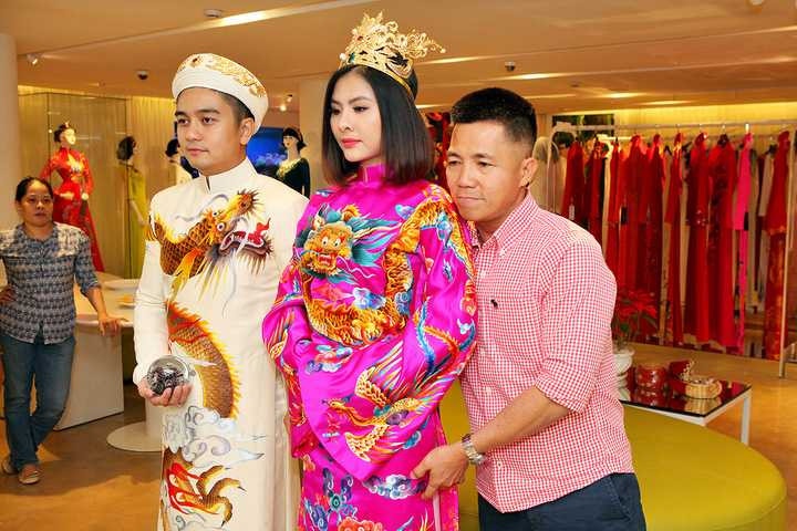 Những tiểu tiết trên bộ trang phục như mắt, bờm đều được thực hiện tỉ mỉ sao cho chân thật nhất. Kèm với bộ trang phục này còn có mấn cho chú rể rất đẹp mắt với bộ “song long”, vương miện cô dâu chạm trổ họa tiết rồng, họa tiết rất kì công từ những viên đá quý và ngọc trai.