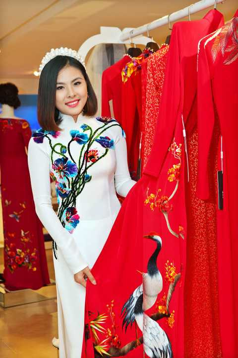 Bộ áo dài trắng làm bằng chất liệu lụa, với họa tiết đóa hoa tinh tế từ những đường thêu phá cách, tạo những mảng thêu bằng nhung đặc biệt. 