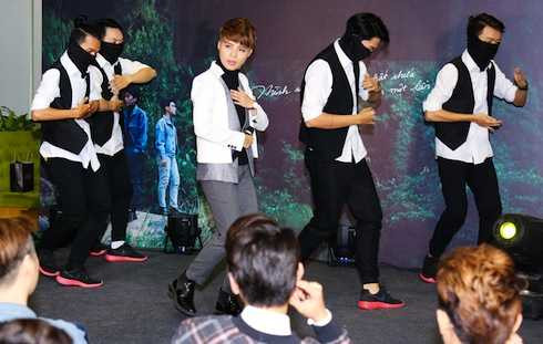 Vũ Cát Tường biểu diễn ca khúc 'Mơ'.